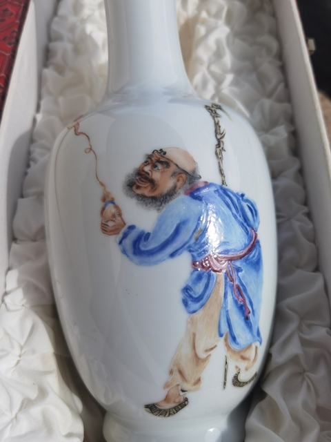 古玩陶瓷民國 琺瑯彩人物紋瓶真品鑒賞圖
