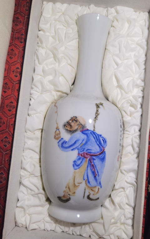 古玩陶瓷民國 琺瑯彩人物紋瓶真品鑒賞圖