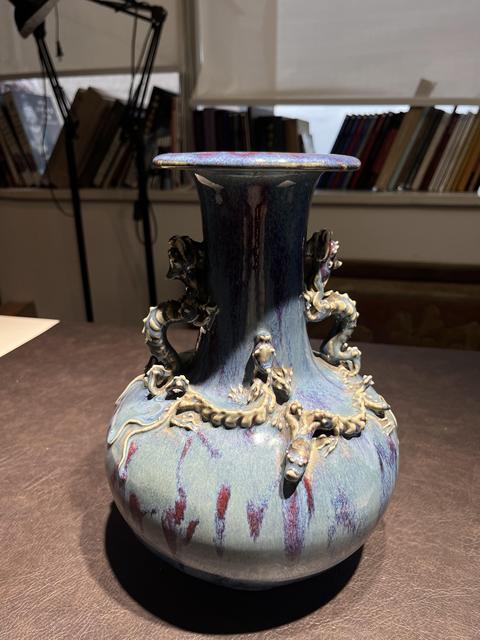 古玩陶瓷鈞紅窯變釉盤螭龍紋撇口瓶真品鑒賞圖