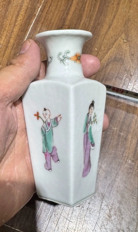 古玩陶瓷仕女嬰戲紋粉彩天圓地方棒槌瓶真品鑒賞圖