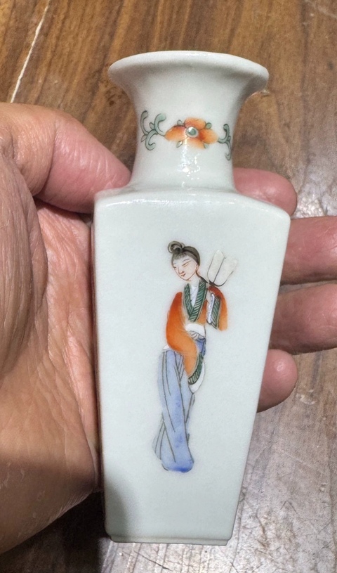 古玩陶瓷仕女嬰戲紋粉彩天圓地方棒槌瓶真品鑒賞圖