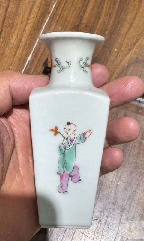 古玩陶瓷仕女嬰戲紋粉彩天圓地方棒槌瓶真品鑒賞圖