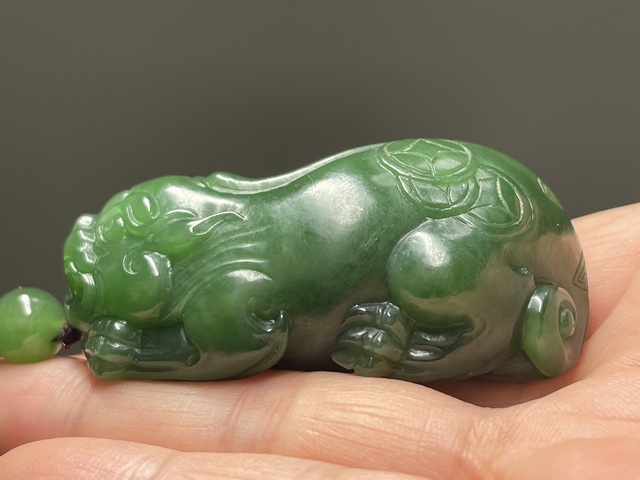 古玩玉器和田碧玉雕“貔貅”把件真品鑒賞圖