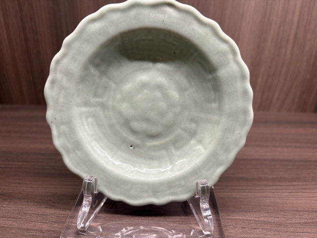 古玩陶瓷豆青暗刻葵口盤真品鑒賞圖