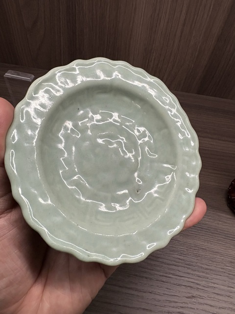 古玩陶瓷豆青暗刻葵口盤真品鑒賞圖