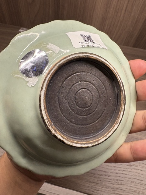 古玩陶瓷豆青暗刻葵口盤真品鑒賞圖