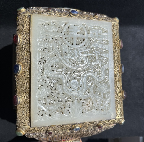 古玩玉器蕾絲鎏金嵌白玉龍紋板宮燈真品鑒賞圖
