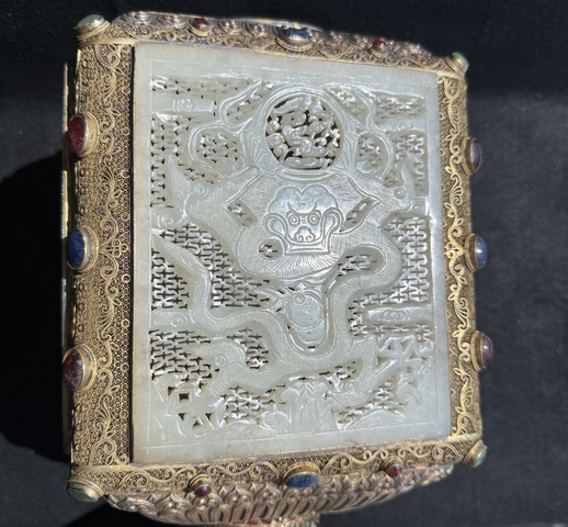 古玩玉器蕾絲鎏金嵌白玉龍紋板宮燈真品鑒賞圖