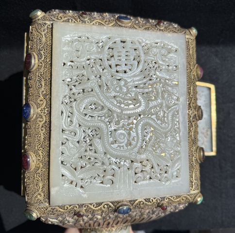 古玩玉器蕾絲鎏金嵌白玉龍紋板宮燈真品鑒賞圖