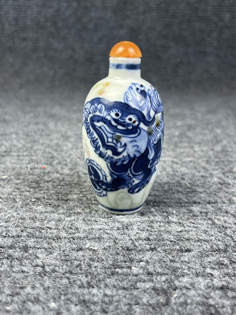 古玩陶瓷青花釉里紅獅子滾繡球鼻煙壺拍賣,當前價格1888元
