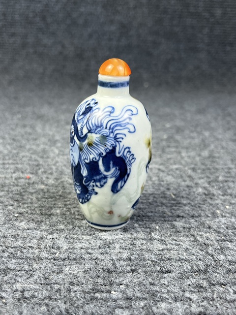 古玩陶瓷青花釉里紅獅子滾繡球鼻煙壺拍賣,當前價格1888元