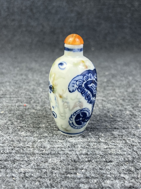 古玩陶瓷青花釉里紅獅子滾繡球鼻煙壺拍賣,當前價格1888元