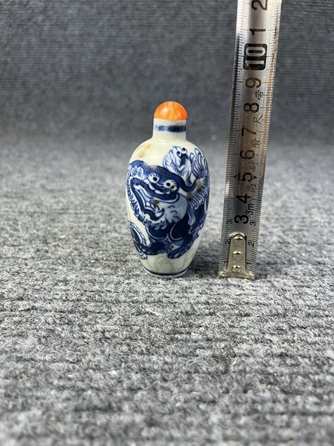 古玩陶瓷青花釉里紅獅子滾繡球鼻煙壺拍賣,當前價格1888元