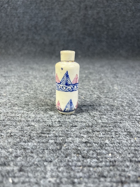 古玩陶瓷粉彩鼻煙壺拍賣,當(dāng)前價(jià)格888元