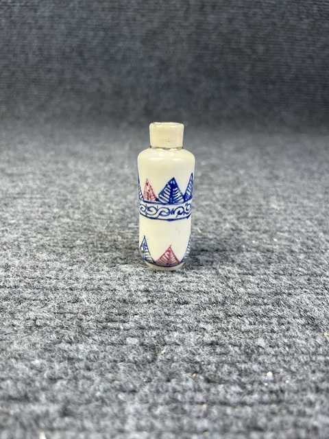 古玩陶瓷粉彩鼻煙壺拍賣,當(dāng)前價(jià)格888元