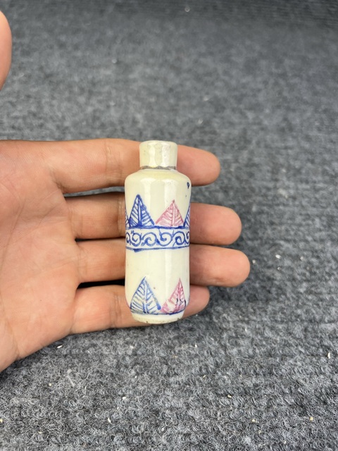 古玩陶瓷粉彩鼻煙壺拍賣,當(dāng)前價(jià)格888元