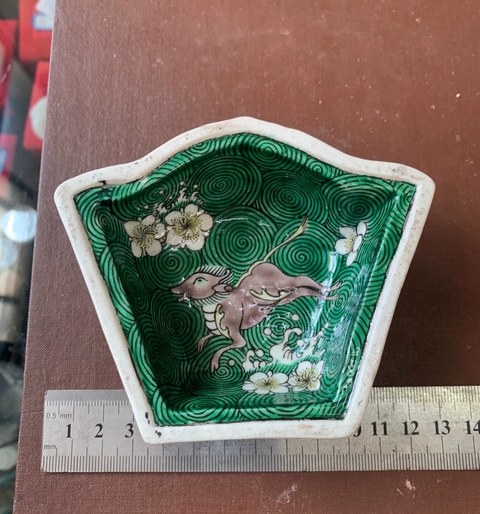 古玩陶瓷清晚期 素三彩海水怪獸攢盤真品鑒賞圖