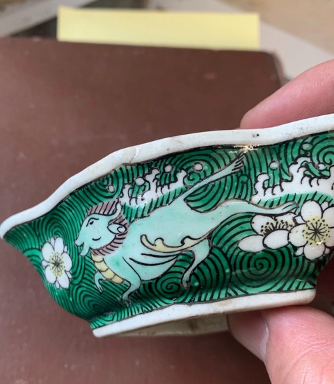 古玩陶瓷清晚期 素三彩海水怪獸攢盤真品鑒賞圖