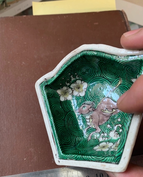 古玩陶瓷清晚期 素三彩海水怪獸攢盤真品鑒賞圖