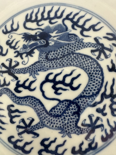 古玩陶瓷青花雙龍戲珠紋臥盤真品鑒賞圖