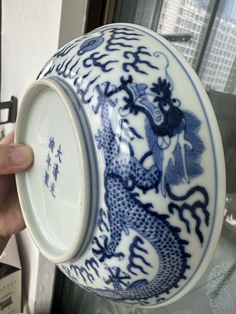 古玩陶瓷青花雙龍戲珠紋臥盤真品鑒賞圖