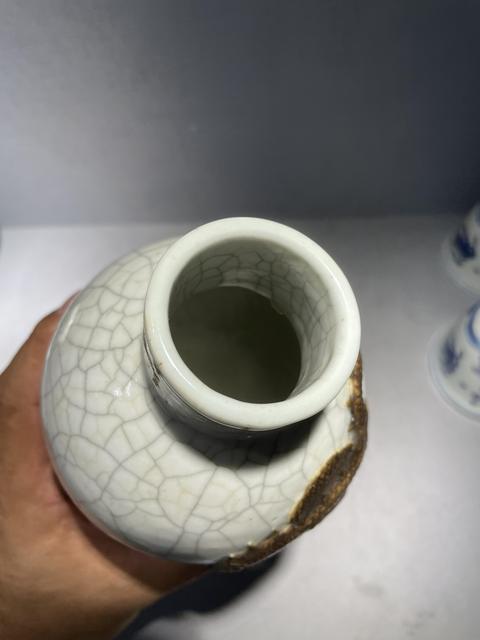 古玩陶瓷哥釉鐵骨泥龍紋雞腿瓶真品鑒賞圖