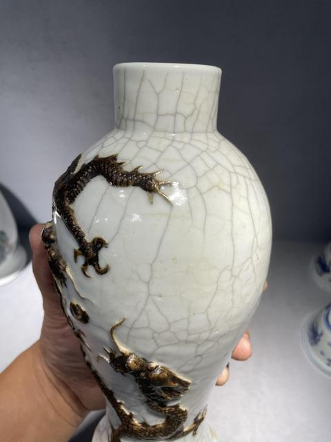 古玩陶瓷哥釉鐵骨泥龍紋雞腿瓶真品鑒賞圖