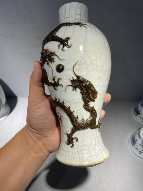 古玩陶瓷哥釉鐵骨泥龍紋雞腿瓶真品鑒賞圖