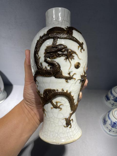 古玩陶瓷哥釉鐵骨泥龍紋雞腿瓶真品鑒賞圖