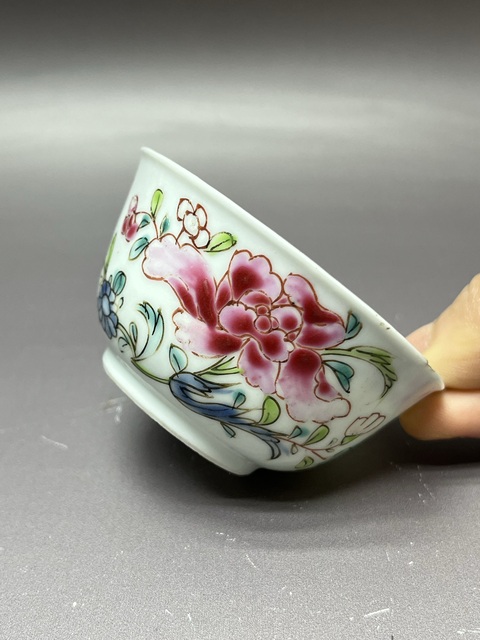 古玩陶瓷花卉紋粉彩杯真品鑒賞圖