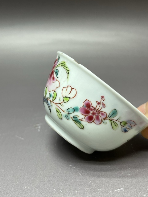 古玩陶瓷花卉紋粉彩杯真品鑒賞圖
