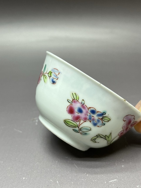 古玩陶瓷花卉紋粉彩杯真品鑒賞圖