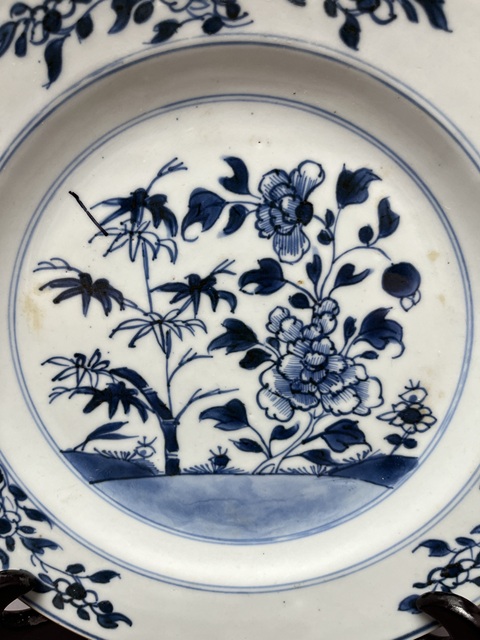 古玩陶瓷花卉紋青花盤真品鑒賞圖