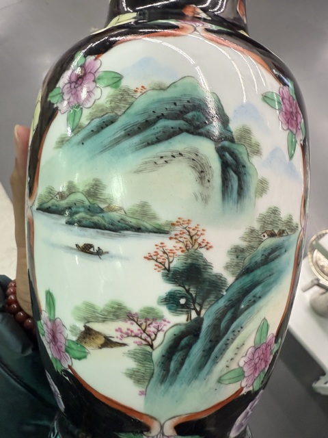 古玩陶瓷墨地粉彩山水人物盤口瓶真品鑒賞圖