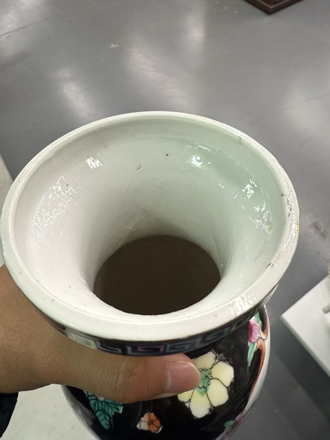 古玩陶瓷墨地粉彩山水人物盤口瓶真品鑒賞圖