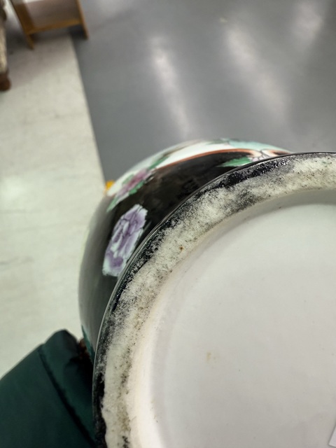 古玩陶瓷墨地粉彩山水人物盤口瓶真品鑒賞圖