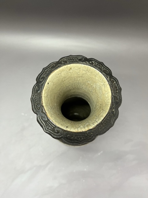古玩陶瓷清晚期·哥釉粉彩刀馬人物故事獅耳瓶拍賣,當前價格2560元