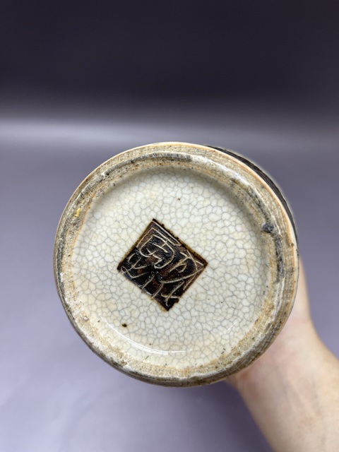 古玩陶瓷清晚期·哥釉粉彩刀馬人物故事獅耳瓶拍賣,當前價格2560元