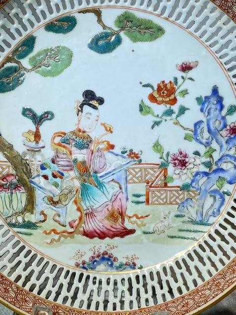 古玩陶瓷粉彩人物婁空紋盤真品鑒賞圖