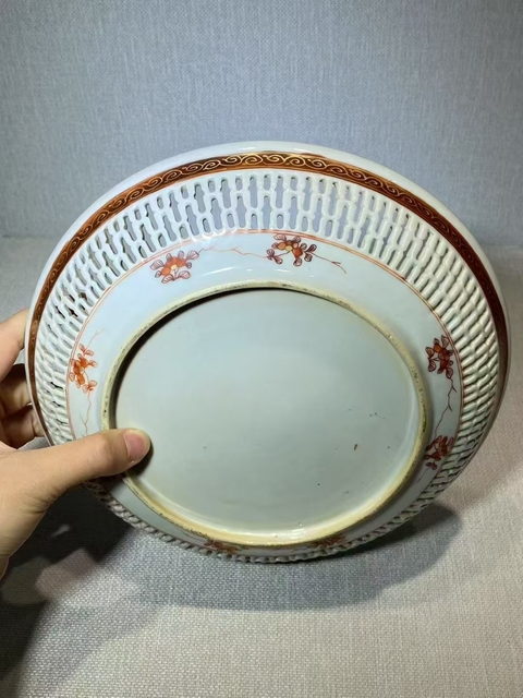 古玩陶瓷粉彩人物婁空紋盤真品鑒賞圖