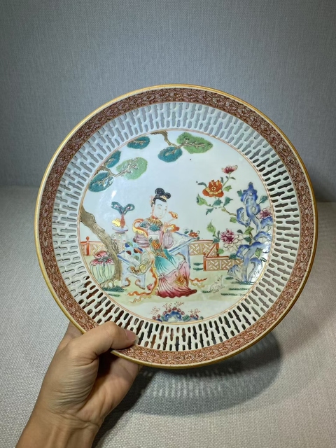 古玩陶瓷粉彩人物婁空紋盤真品鑒賞圖
