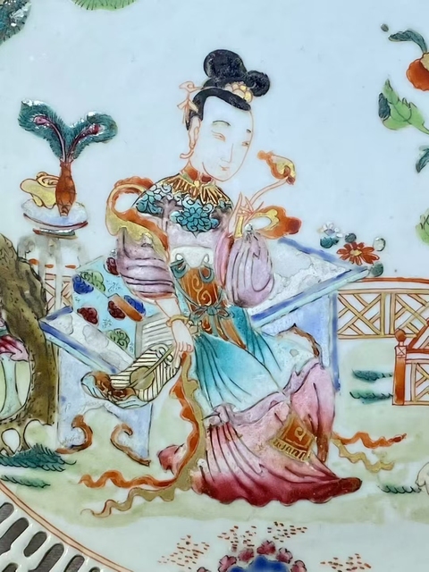 古玩陶瓷粉彩人物婁空紋盤真品鑒賞圖