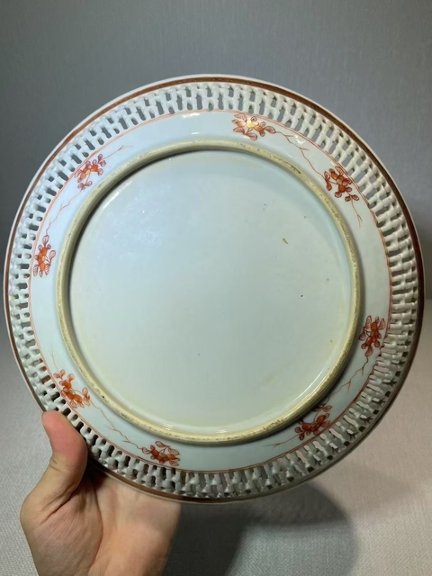 古玩陶瓷粉彩人物婁空紋盤真品鑒賞圖