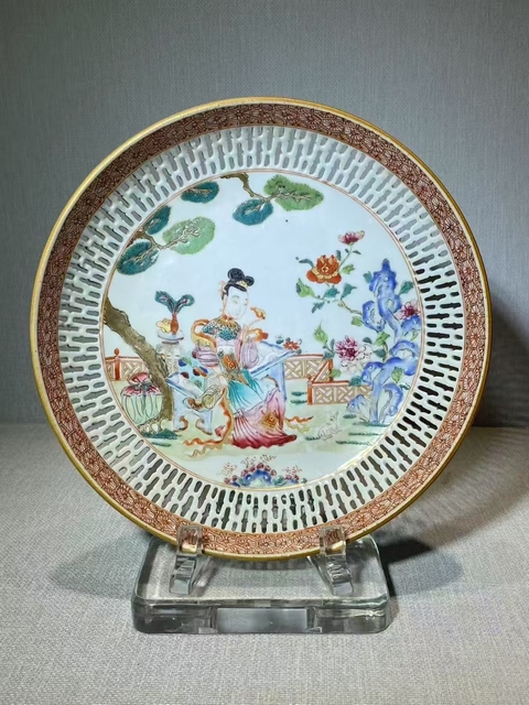 古玩陶瓷粉彩人物婁空紋盤真品鑒賞圖