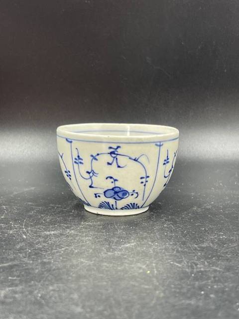 古玩陶瓷花卉紋青花杯真品鑒賞圖