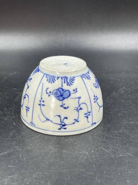 古玩陶瓷花卉紋青花杯真品鑒賞圖