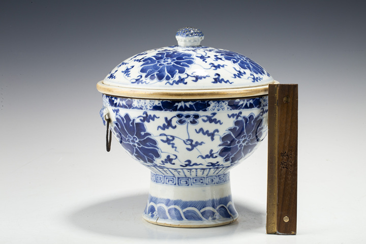 古玩陶瓷晚清·青花纏枝蓮紋溫鍋
真品鑒賞圖