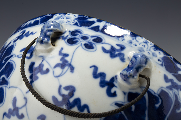 古玩陶瓷晚清·青花纏枝蓮紋溫鍋
真品鑒賞圖