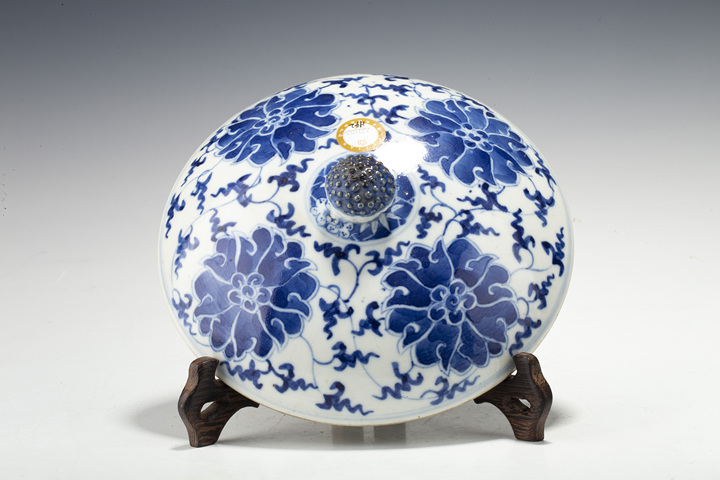 古玩陶瓷晚清·青花纏枝蓮紋溫鍋
真品鑒賞圖