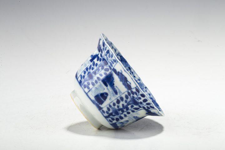 古玩陶瓷清晚·青花開窗山水花卉紋花口杯一對
真品鑒賞圖